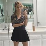 Alexis Knapp taking a selfie