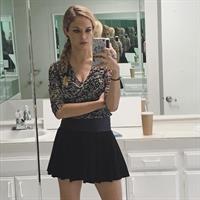 Alexis Knapp taking a selfie