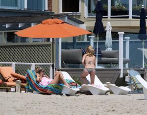 Nicky Hilton - Relaxes in the sun in Malibu (18.07.2013) 