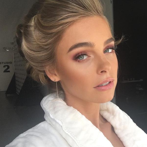 Elizabeth Turner taking a selfie