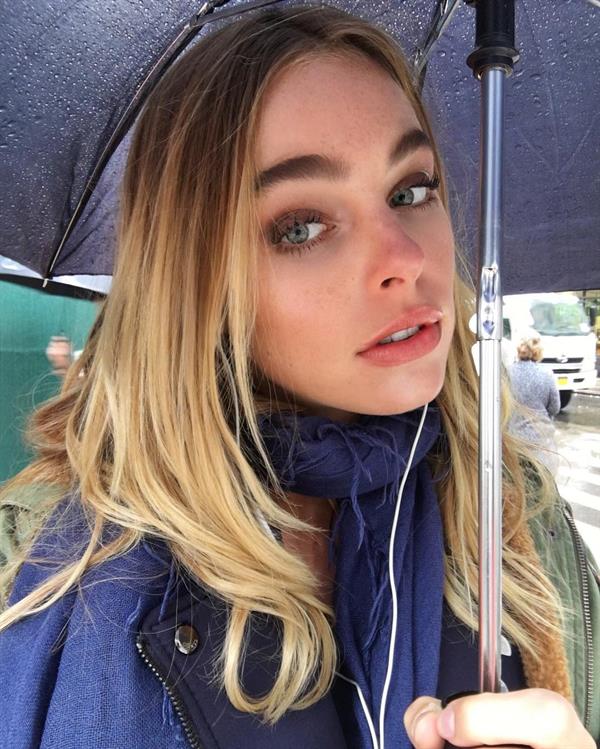 Elizabeth Turner taking a selfie