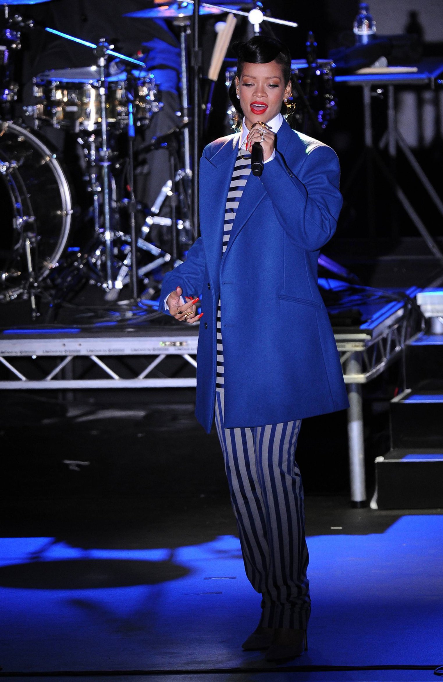 Rihanna Westfield Stratford Lights London Switch On - Performance (November 19, 2012) 