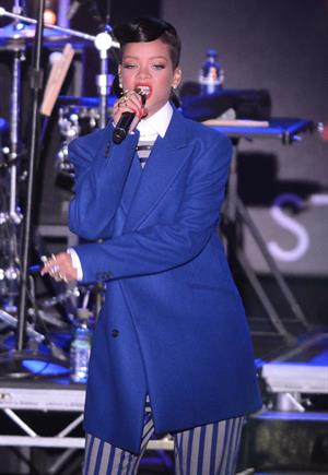 Rihanna Westfield Stratford Lights London Switch On - Performance (November 19, 2012) 