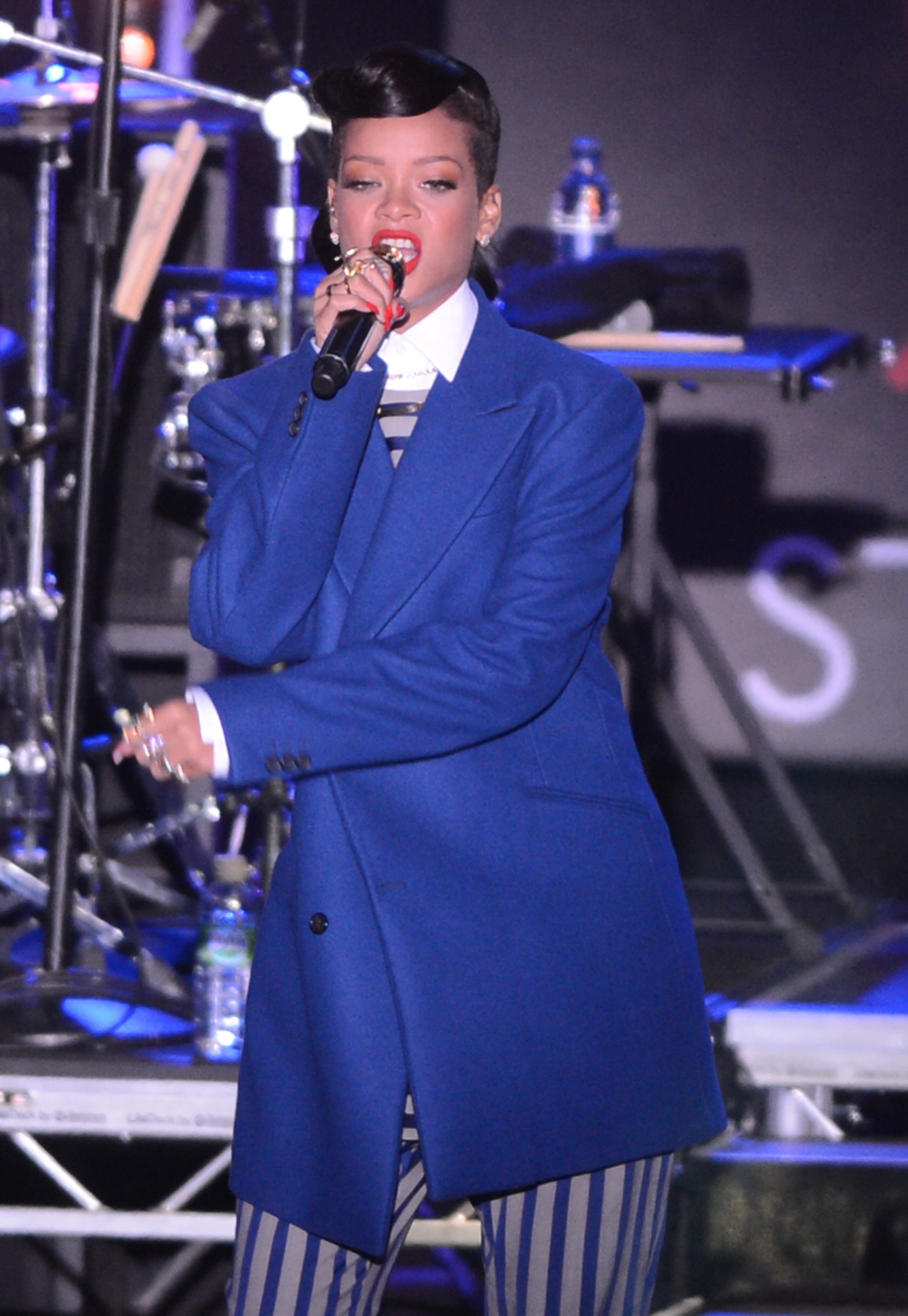 Rihanna Westfield Stratford Lights London Switch On - Performance (November 19, 2012) 