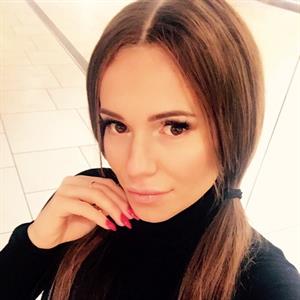 Dorota Rabczewska taking a selfie