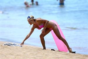 Pamela Anderson and e-husband Rick Salomon continue their Hawaiian vacation - August 15, 2013 