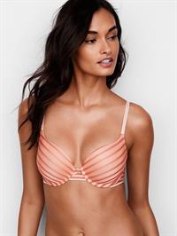 Gizele Oliveira in lingerie