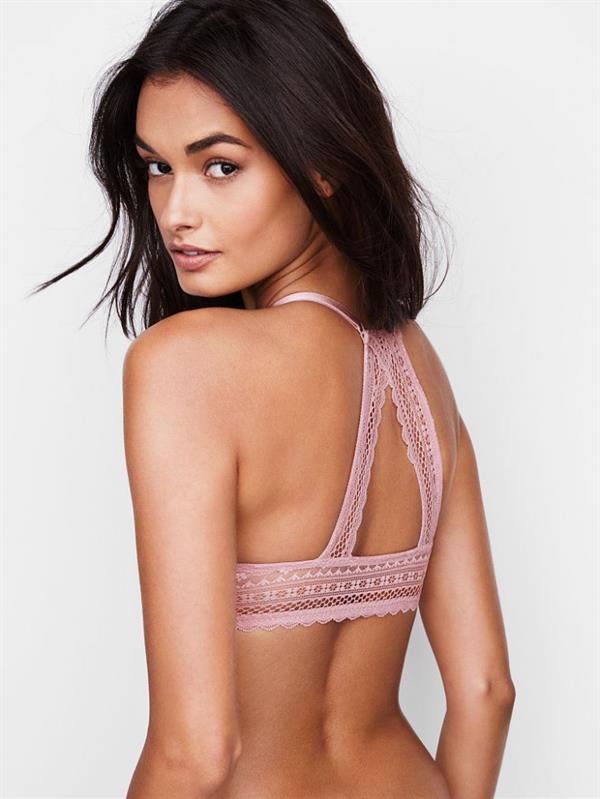 Gizele Oliveira in lingerie