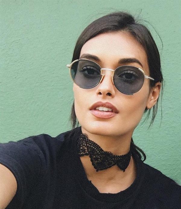 Gizele Oliveira taking a selfie