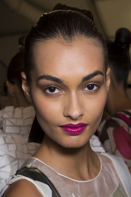 Gizele Oliveira taking a selfie