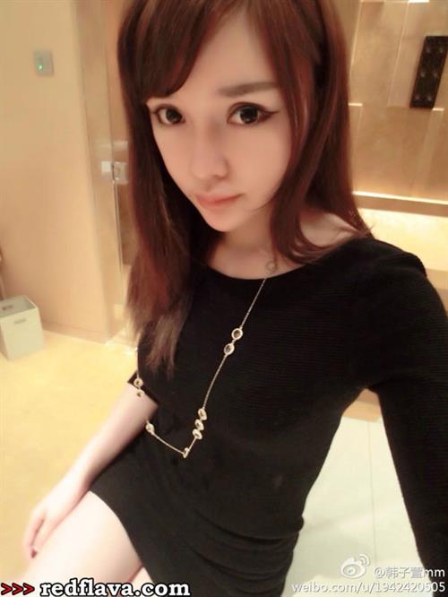 Han Zi Xuan taking a selfie