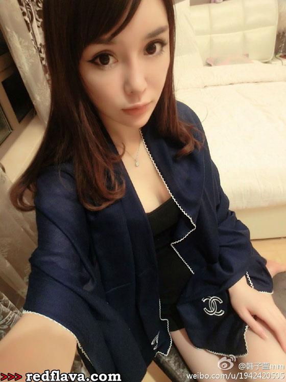 Han Zi Xuan taking a selfie