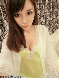 Han Zi Xuan taking a selfie