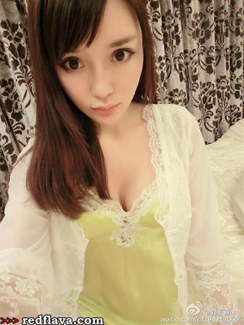 Han Zi Xuan taking a selfie