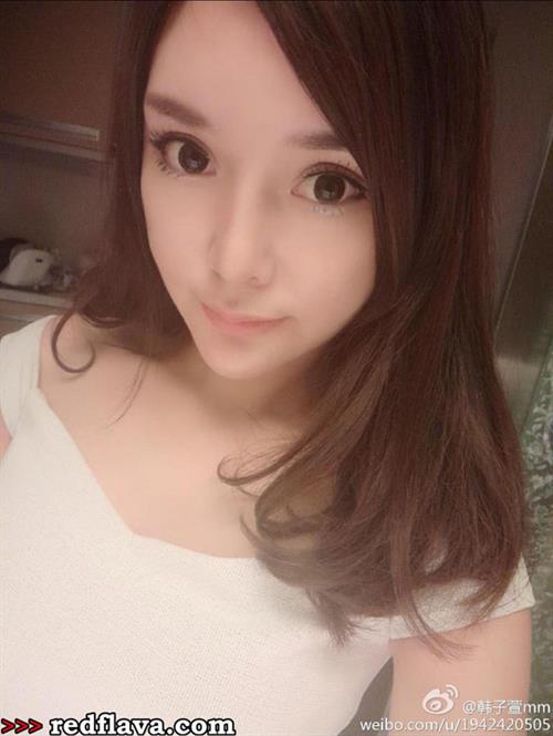 Han Zi Xuan taking a selfie