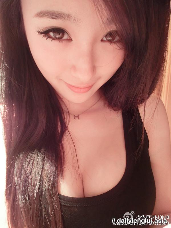 Hua Yi Mo taking a selfie