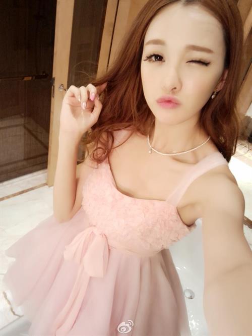 Huang Yi Lin taking a selfie