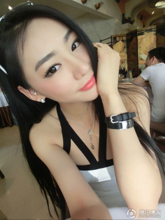 Jin Mei Xin taking a selfie