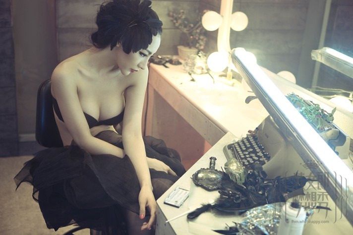 Jin Mei Xin in lingerie