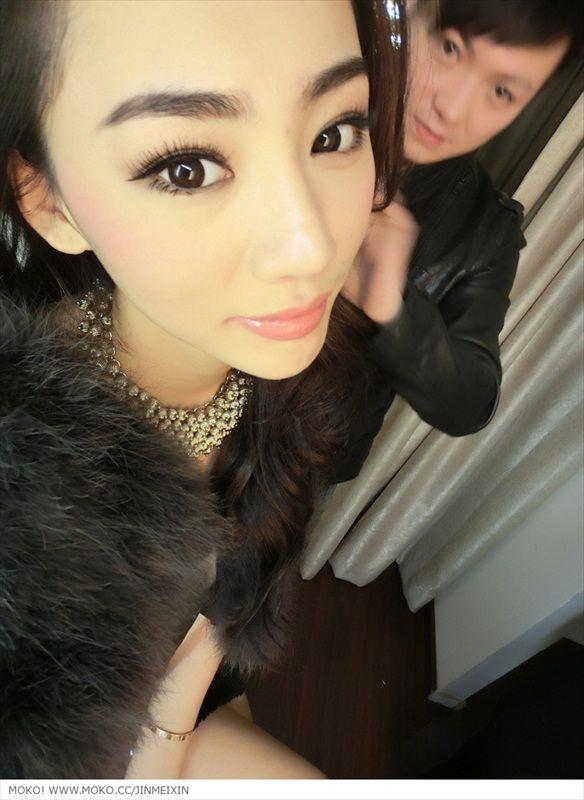 Jin Mei Xin taking a selfie