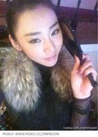 Jin Mei Xin taking a selfie