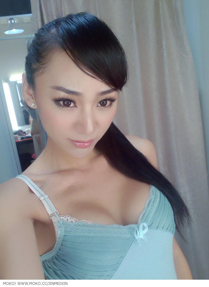 Jin Mei Xin taking a selfie