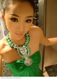 Jin Mei Xin taking a selfie