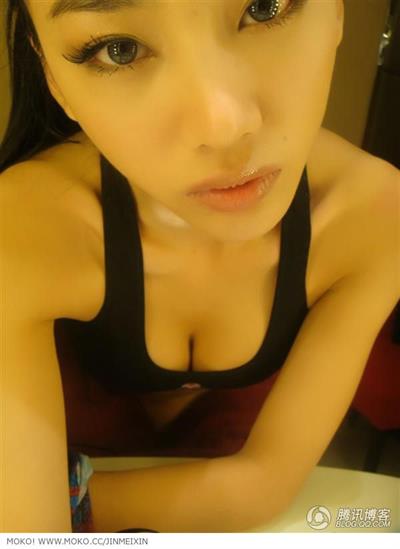 Jin Mei Xin taking a selfie