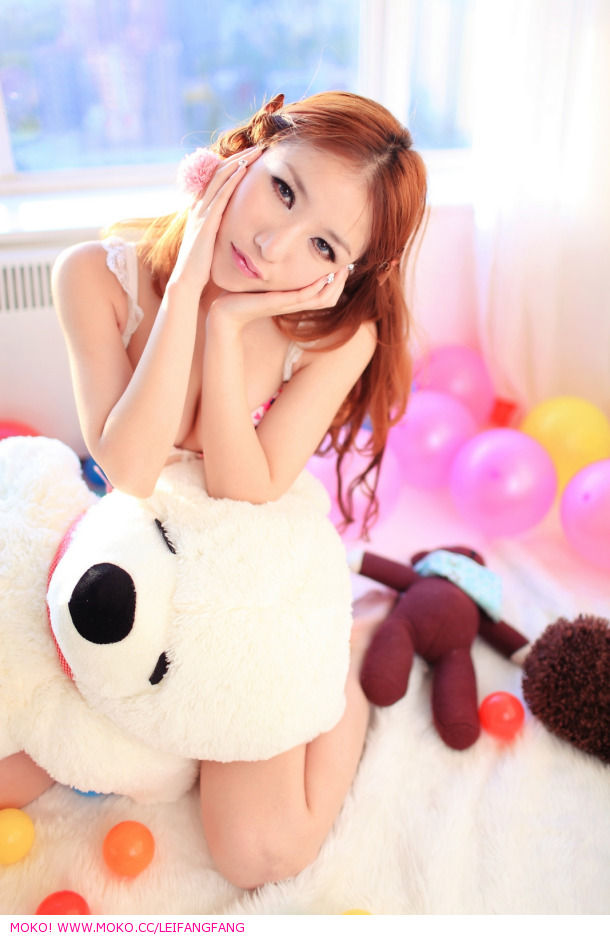 Lei Ke Er in lingerie