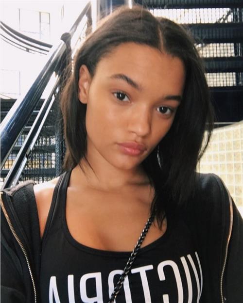 Lameka Fox taking a selfie