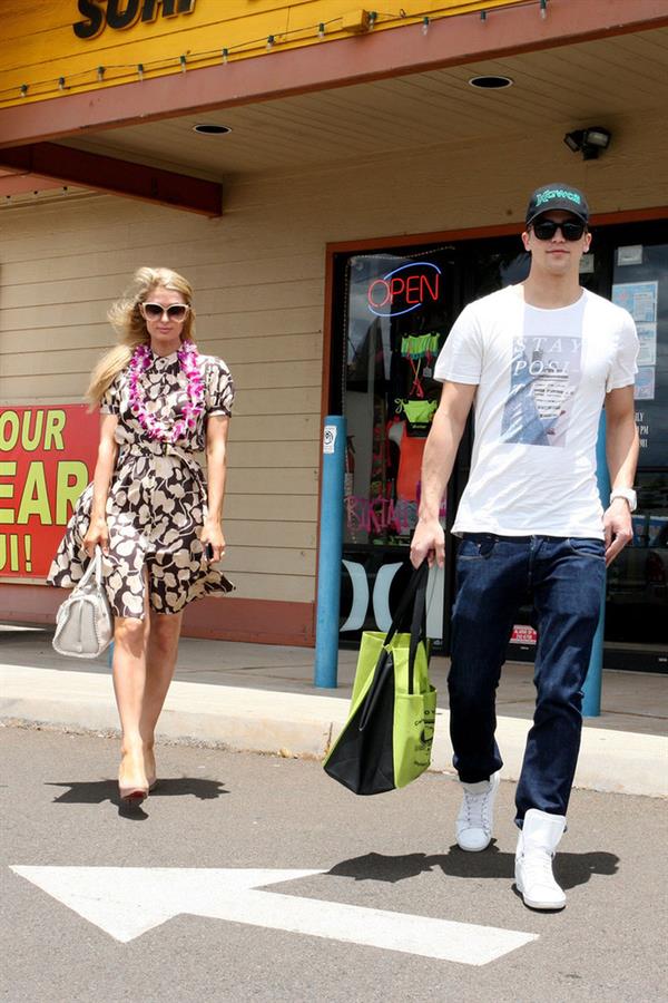 Paris Hilton Shopping with her friend in Hawaii 25.05.13 