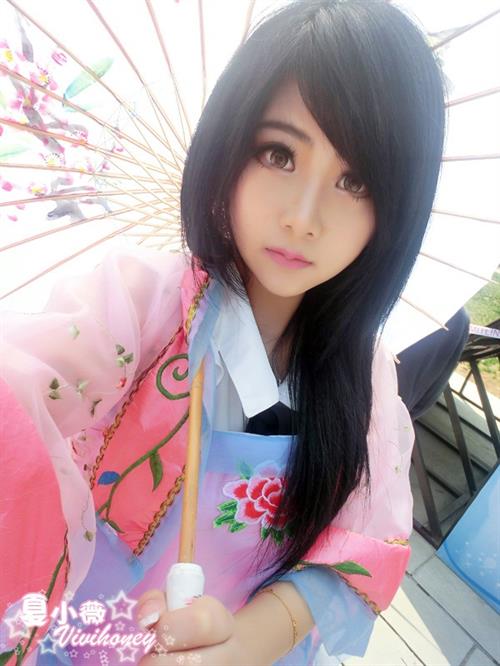 Xia Xiao Wei taking a selfie
