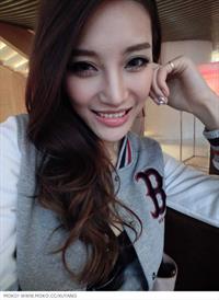 Xu Qian Er taking a selfie