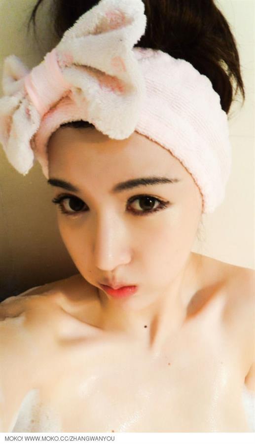 Zhang Wanyou taking a selfie