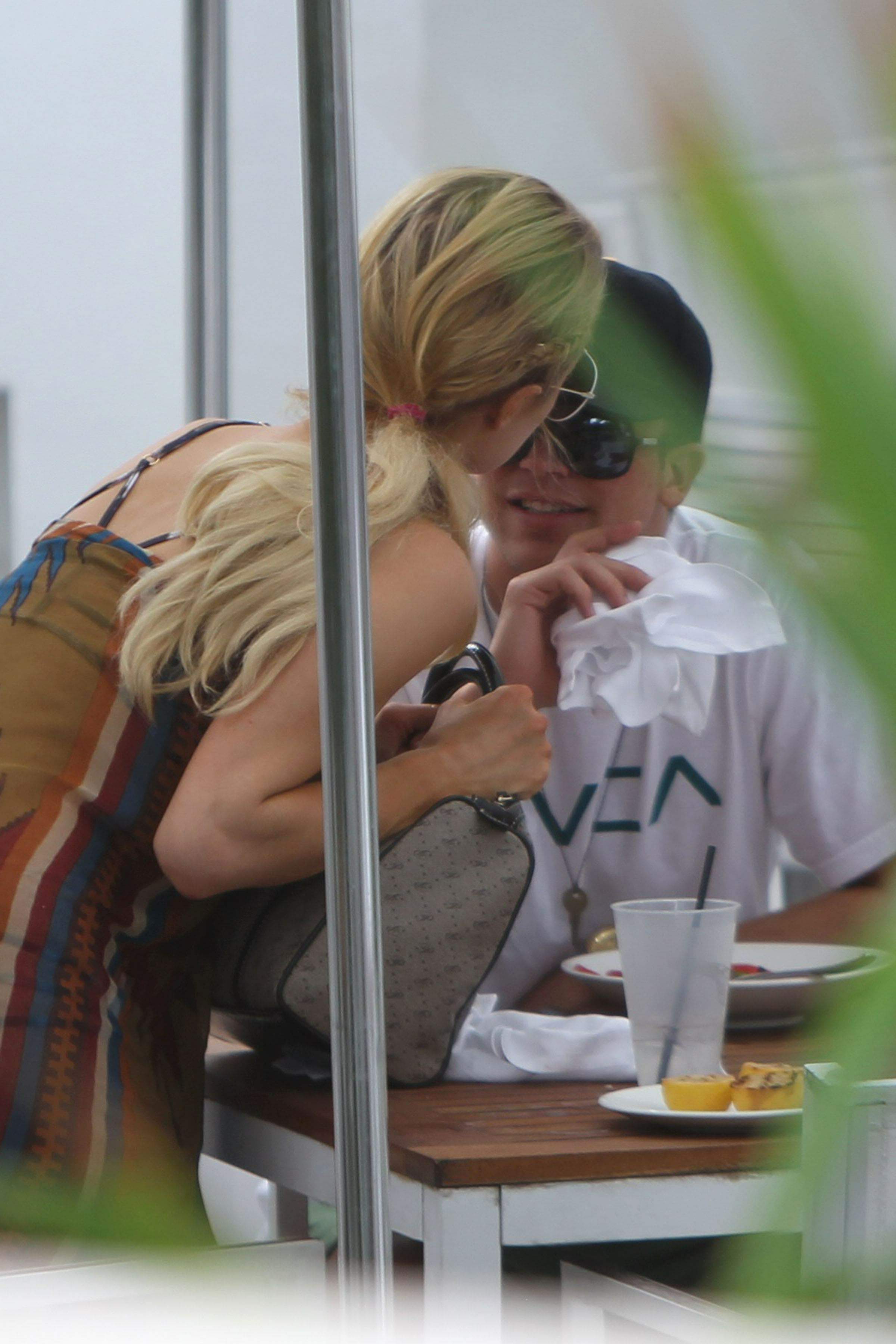 Paris Hilton lunch in Miami December 10-2012  