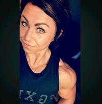 Lauren Hanford taking a selfie