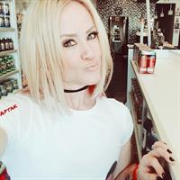 Amanda Michelle Folstad Ptak taking a selfie