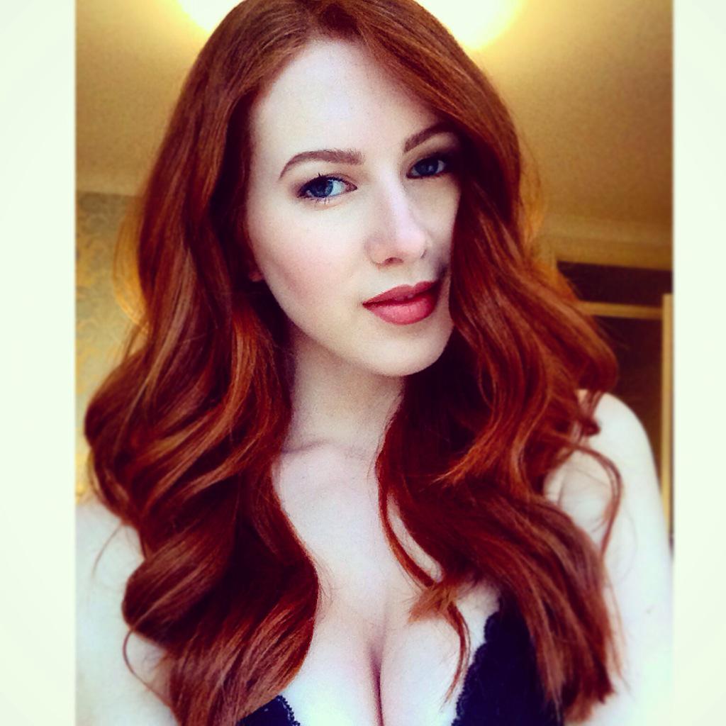 Scarlett Howard taking a selfie