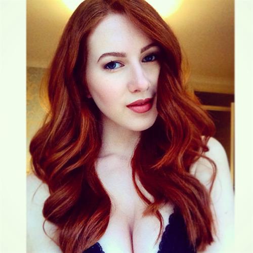 Scarlett Howard taking a selfie