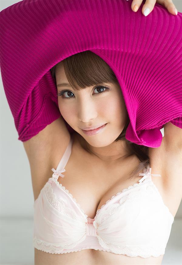 Syunka Ayami in lingerie