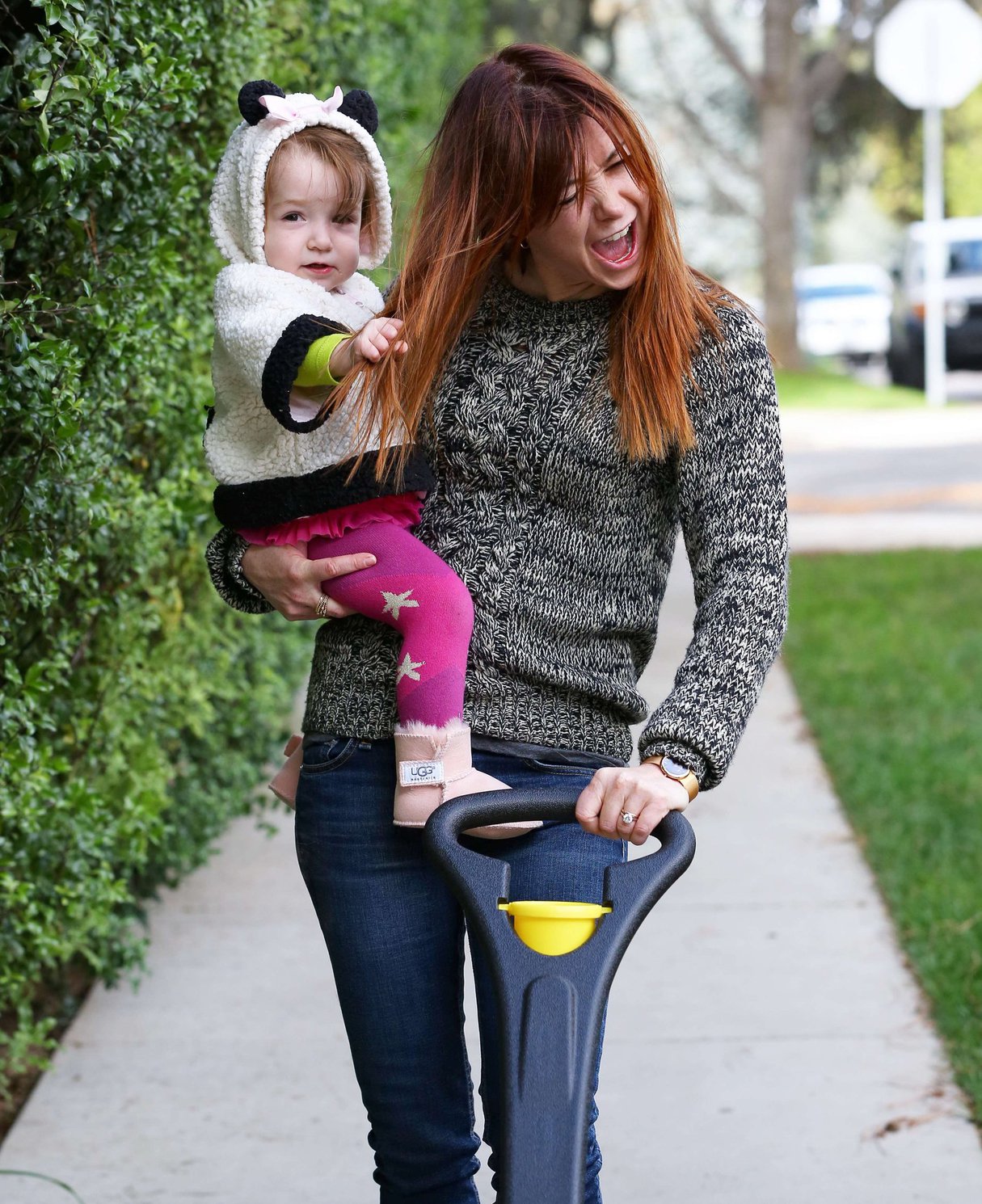 Alyson Hannigan Hangs out with her daughter in Los Angeles (November 22, 2013) 
