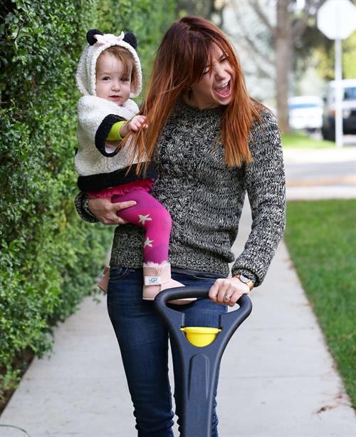 Alyson Hannigan Hangs out with her daughter in Los Angeles (November 22, 2013) 