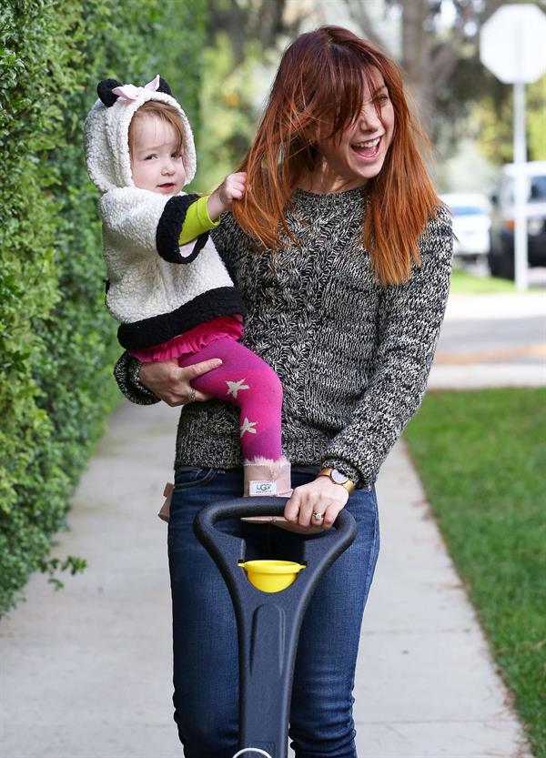 Alyson Hannigan Hangs out with her daughter in Los Angeles (November 22, 2013) 