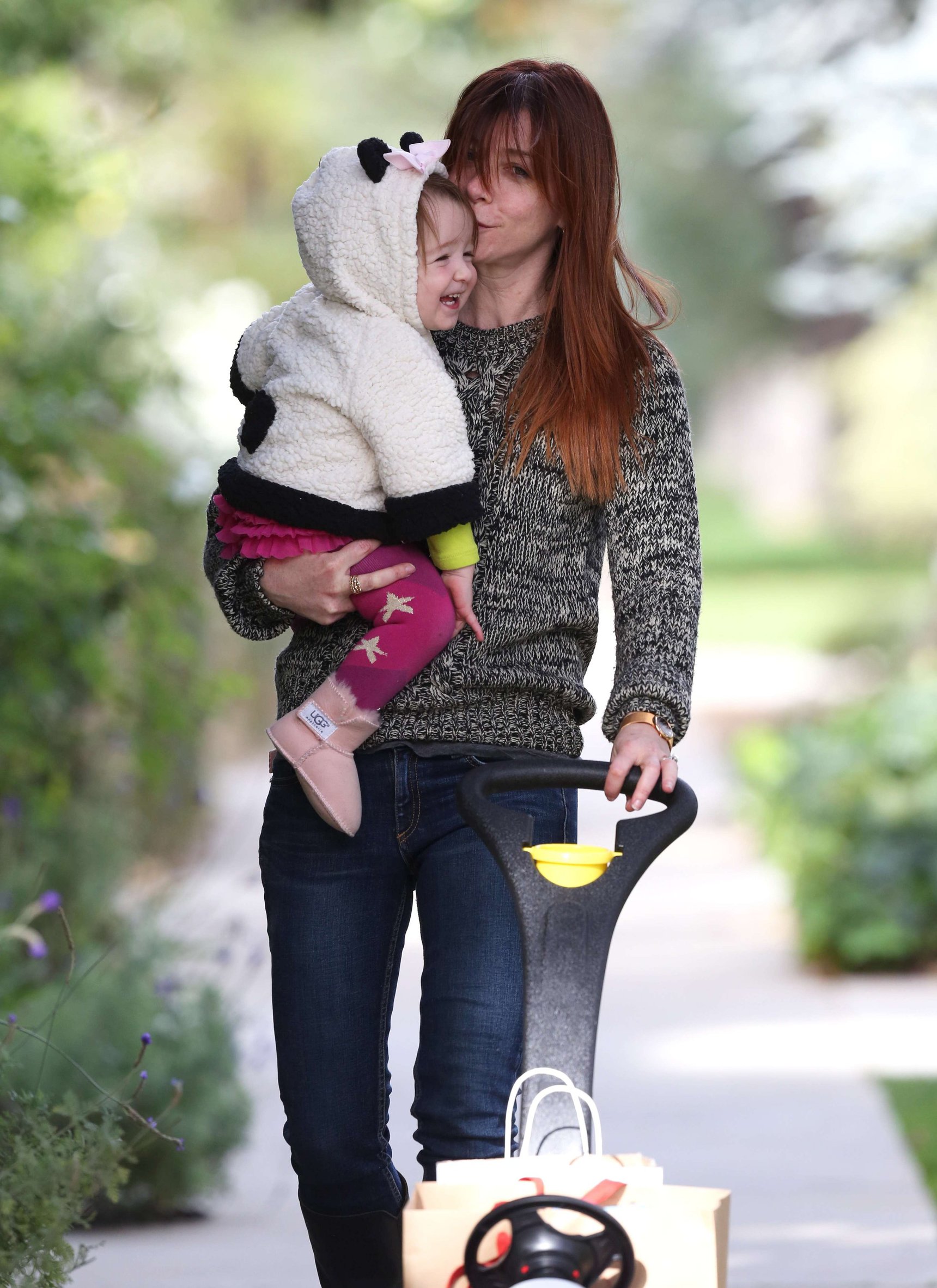 Alyson Hannigan Hangs out with her daughter in Los Angeles (November 22, 2013) 