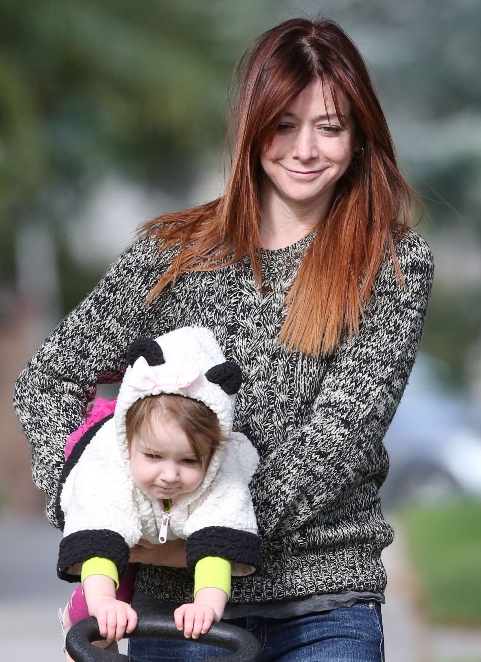 Alyson Hannigan Hangs out with her daughter in Los Angeles (November 22, 2013) 