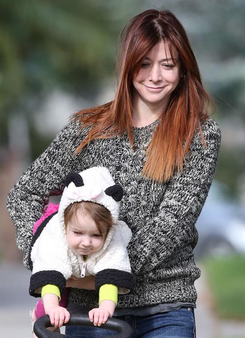Alyson Hannigan Hangs out with her daughter in Los Angeles (November 22, 2013) 