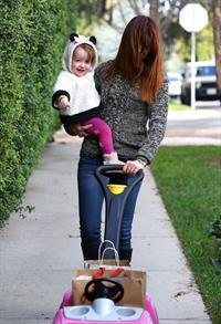 Alyson Hannigan Hangs out with her daughter in Los Angeles (November 22, 2013) 