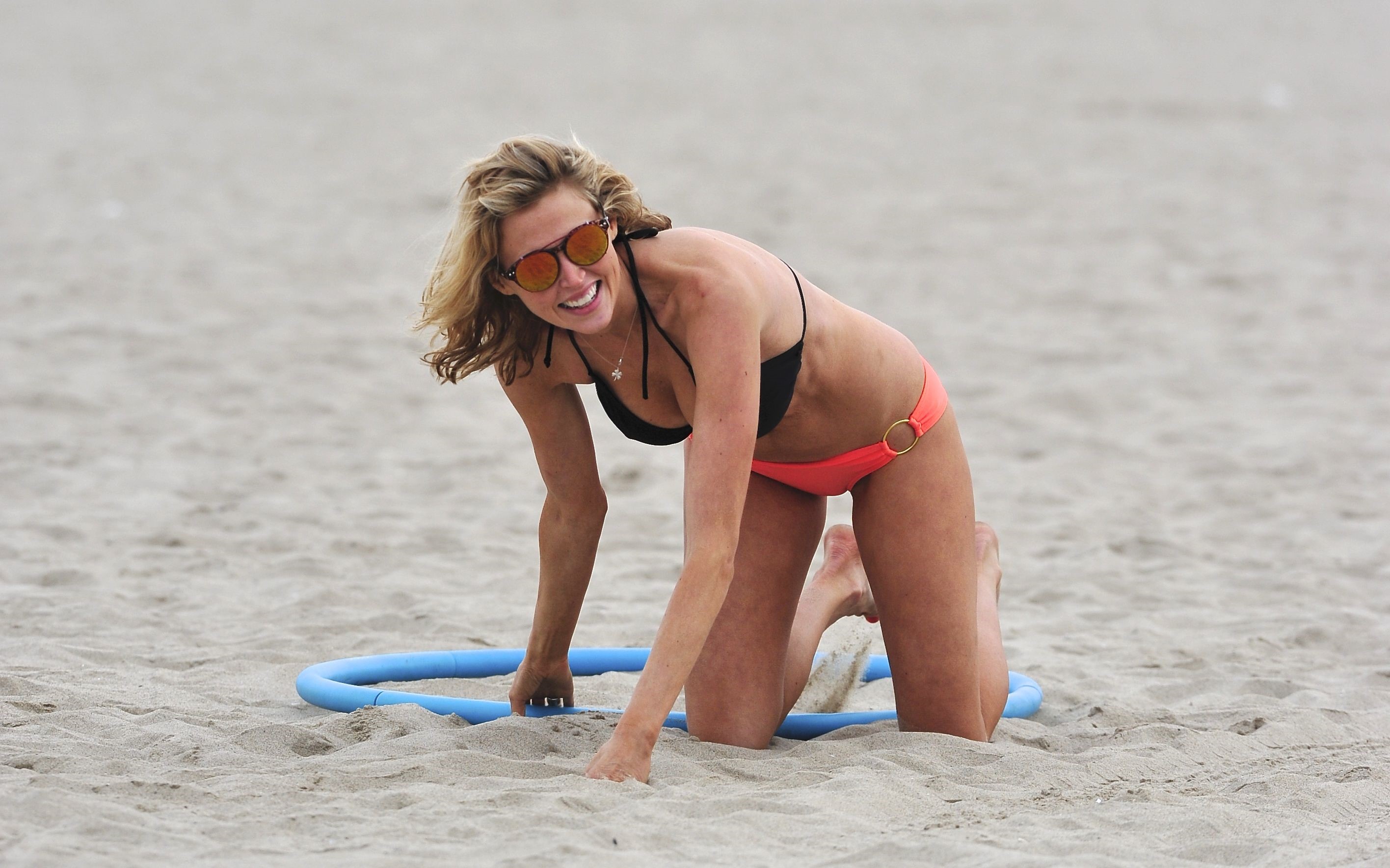 Estella Warren in a bikini with a hula hoop in Venice Beach on August 12, 2...