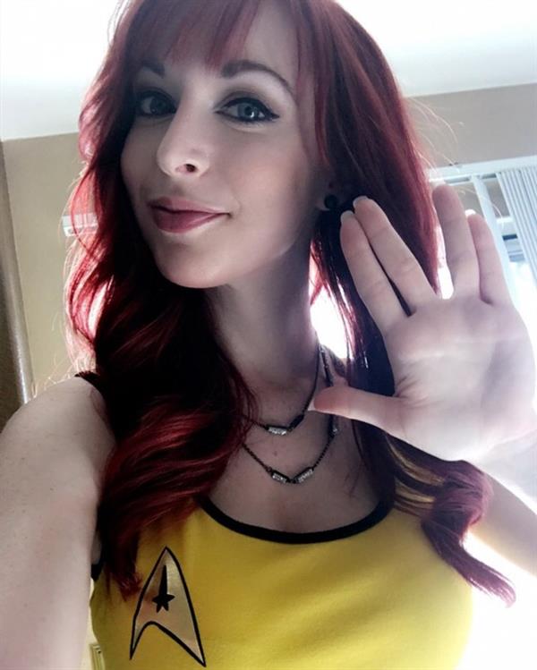 Lisa Foiles taking a selfie