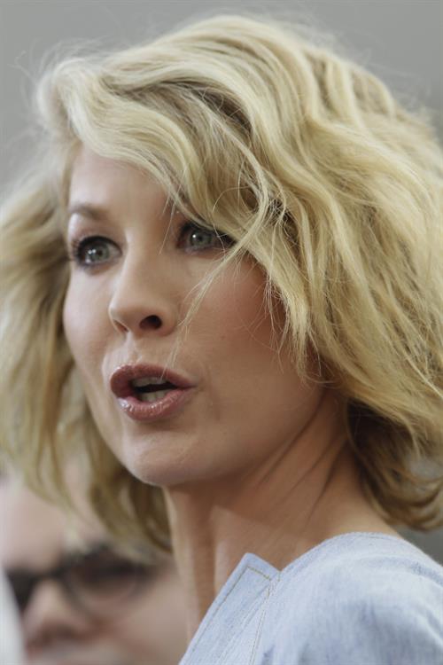 Jenna Elfman - On the set of Extra at The Grove in Los Angeles on February 14, 2013